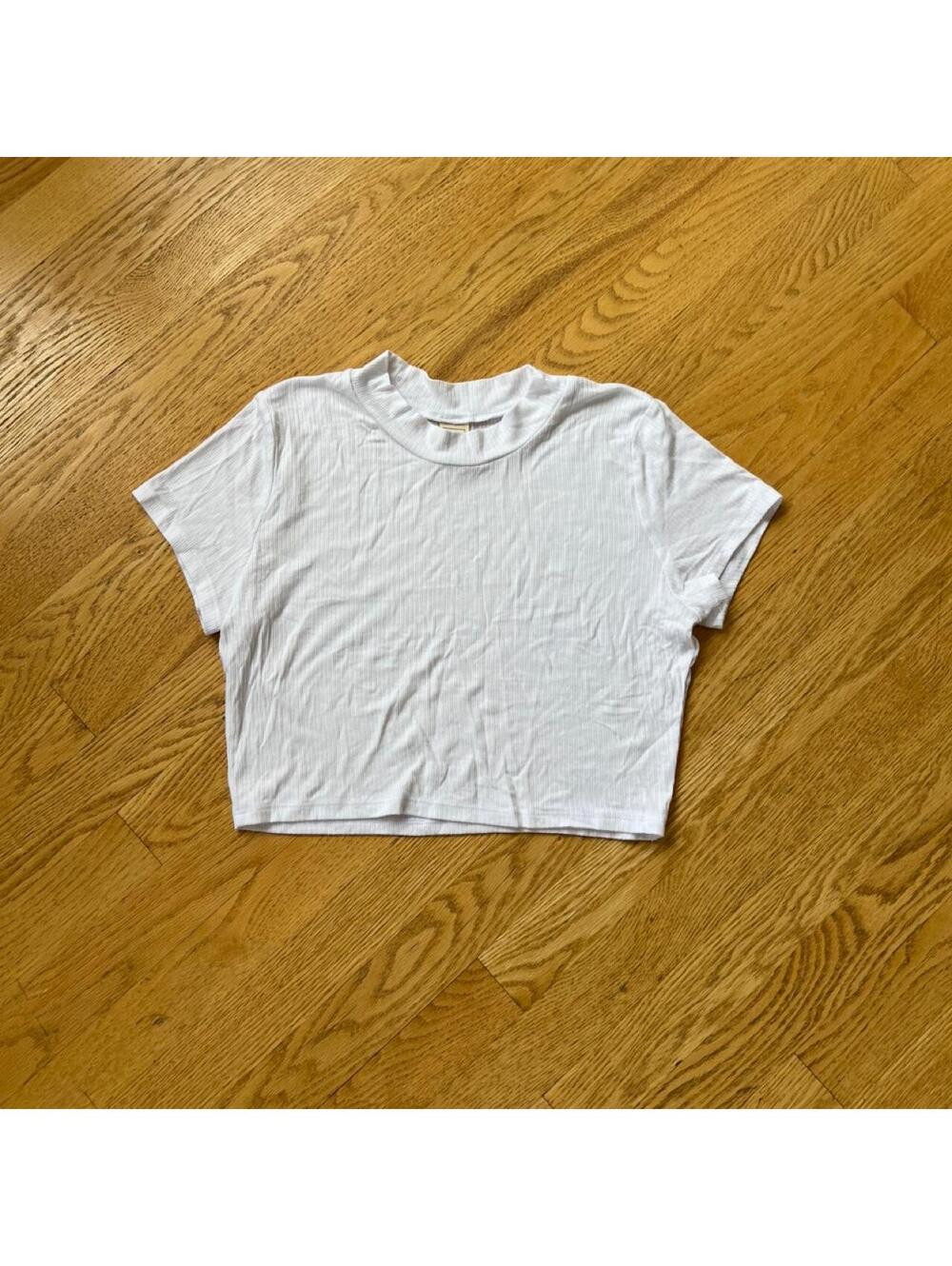 🤍 Me to We white ribbed baby tee 🤍